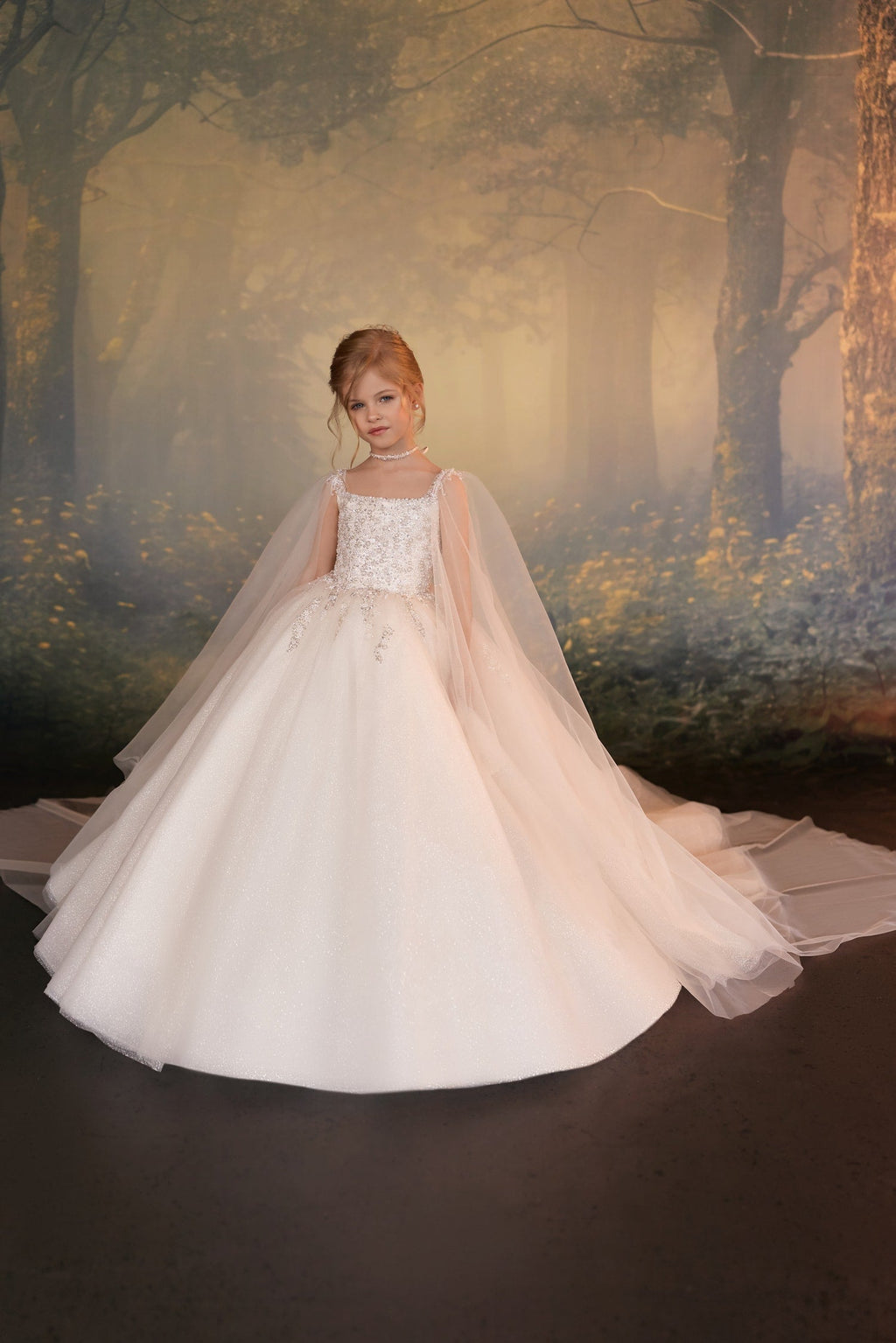 Abito da bambina con corpetto di paillettes e mantella elegante
