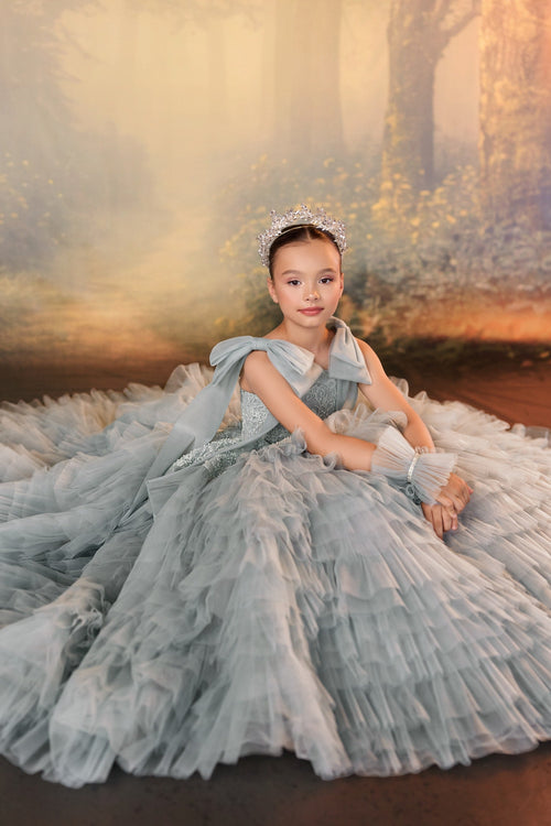 Abito da bambina con balze a strati e fiocchi sulle spalle