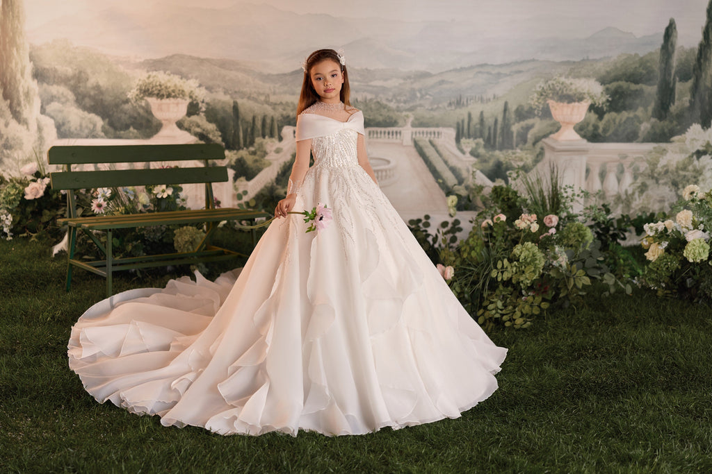Abito da bambina con perle, paillettes e strascico con volant