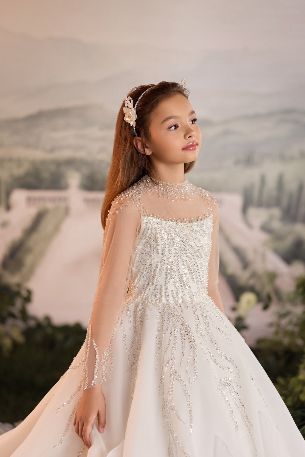 Abito da bambina con perle, paillettes e strascico con volant