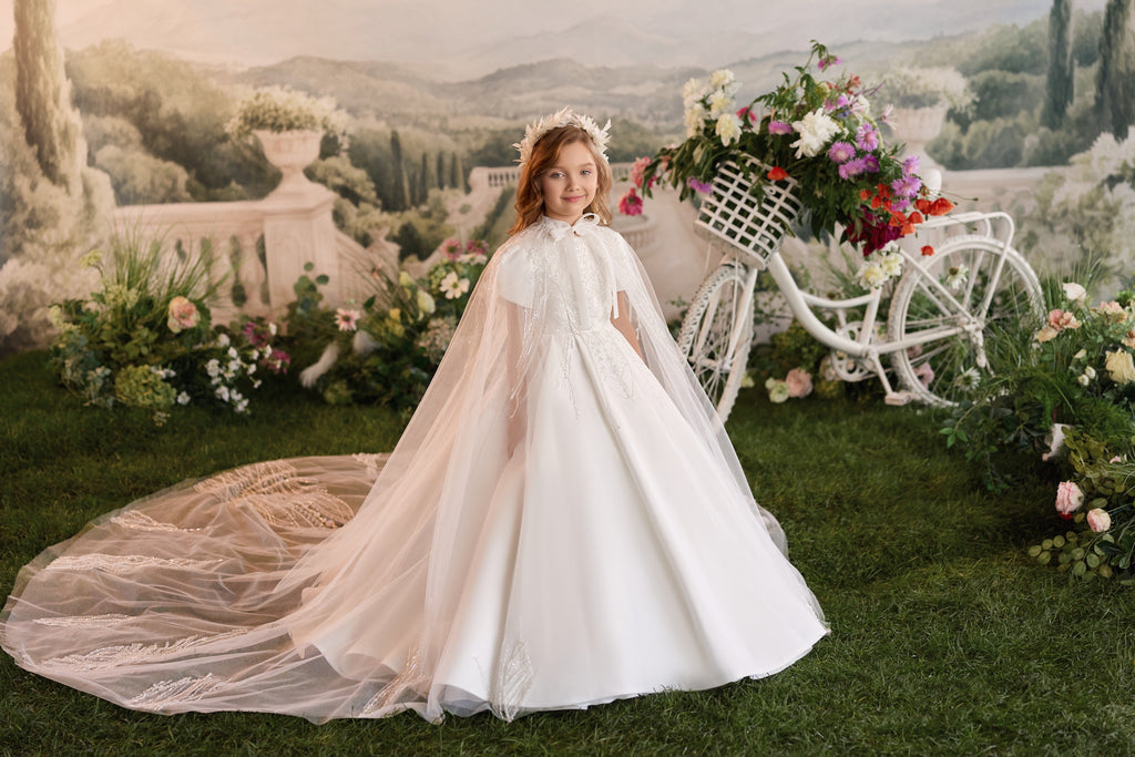 Abito da bambina da cerimonia con corpetto decorato e mantello trasparente
