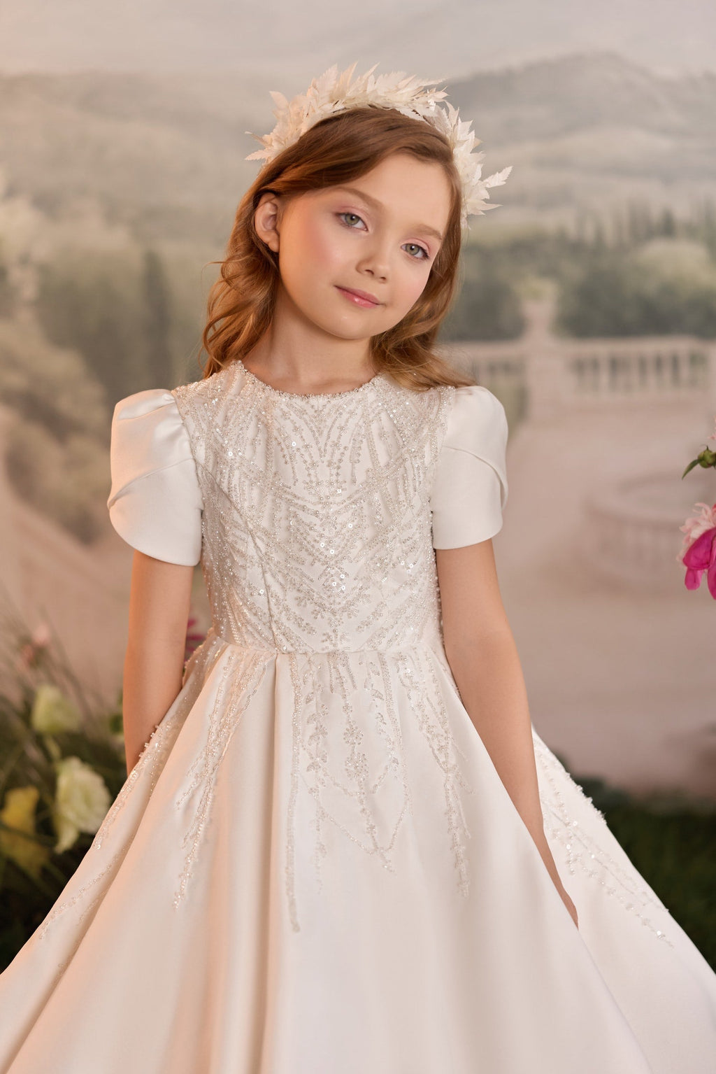 Abito da bambina da cerimonia con corpetto decorato e mantello trasparente