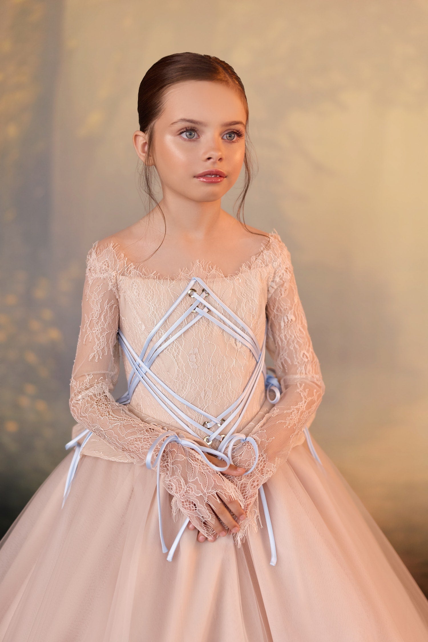 Abito da bambina con corpetto in pizzo e chiusura effetto corsetto
