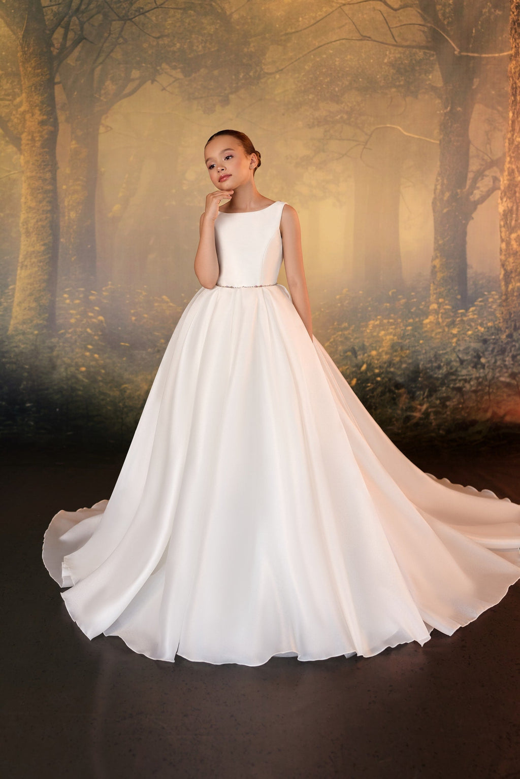 Abito da bambina in raso con cintura gioiello e mantellina decorativa