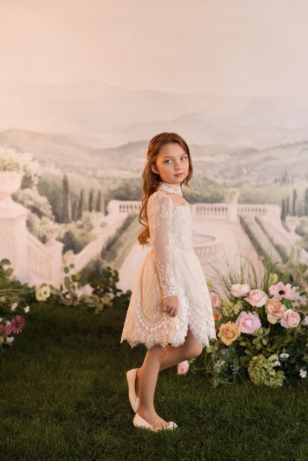 Abito da bambina con corpetto in pizzo, cintura corsetto e gonna glitter