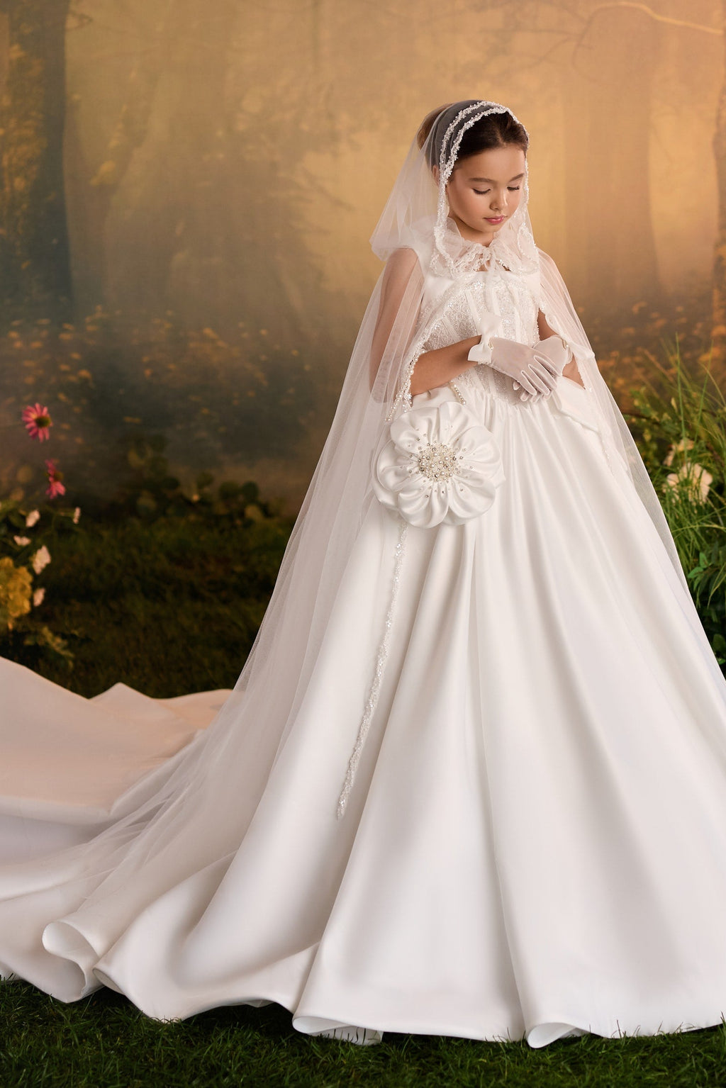 Abito da bambina da principessa con cristalli e mantella elegante
