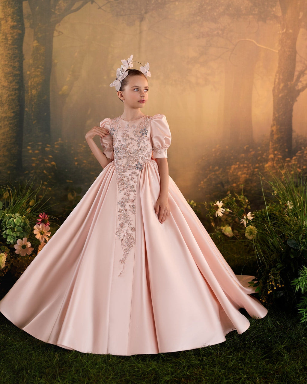 Abito da bambina con ricami floreali luminosi e gonna ampia