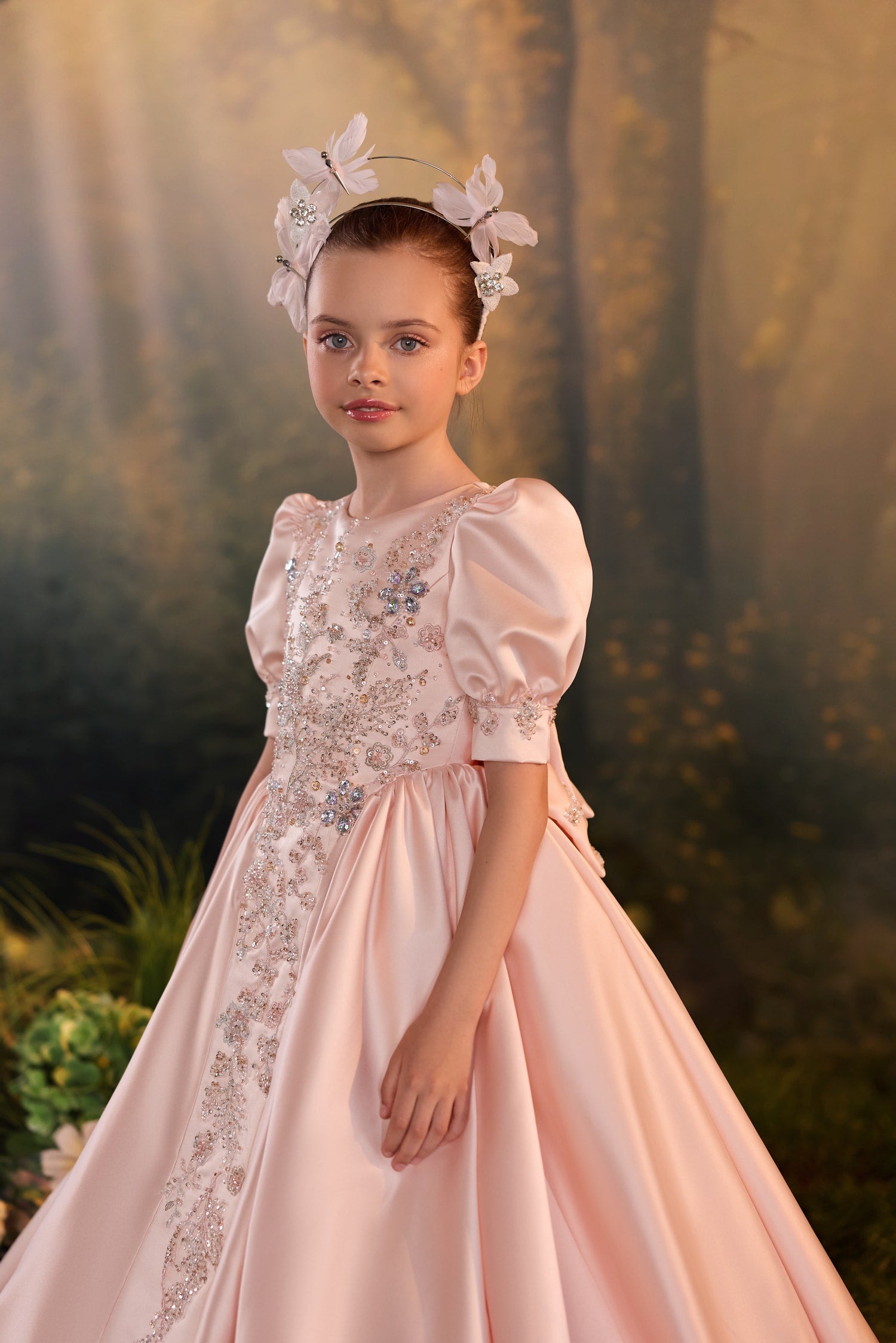 Abito da bambina con ricami floreali luminosi e gonna ampia