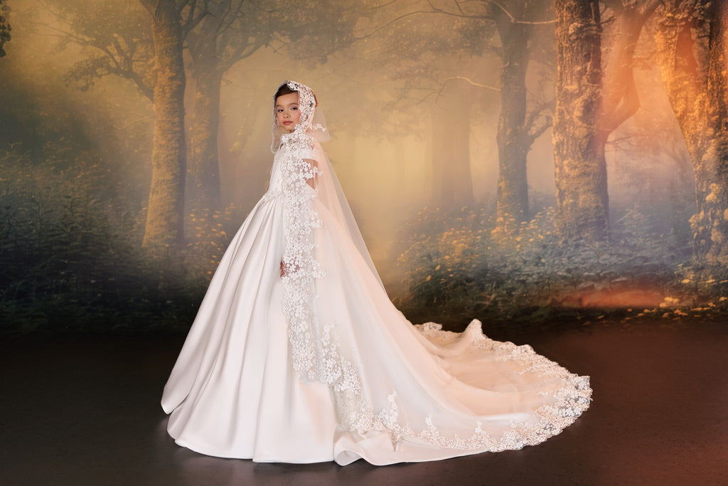 Abito da bambina elegante con perle, strascico e mantella in pizzo