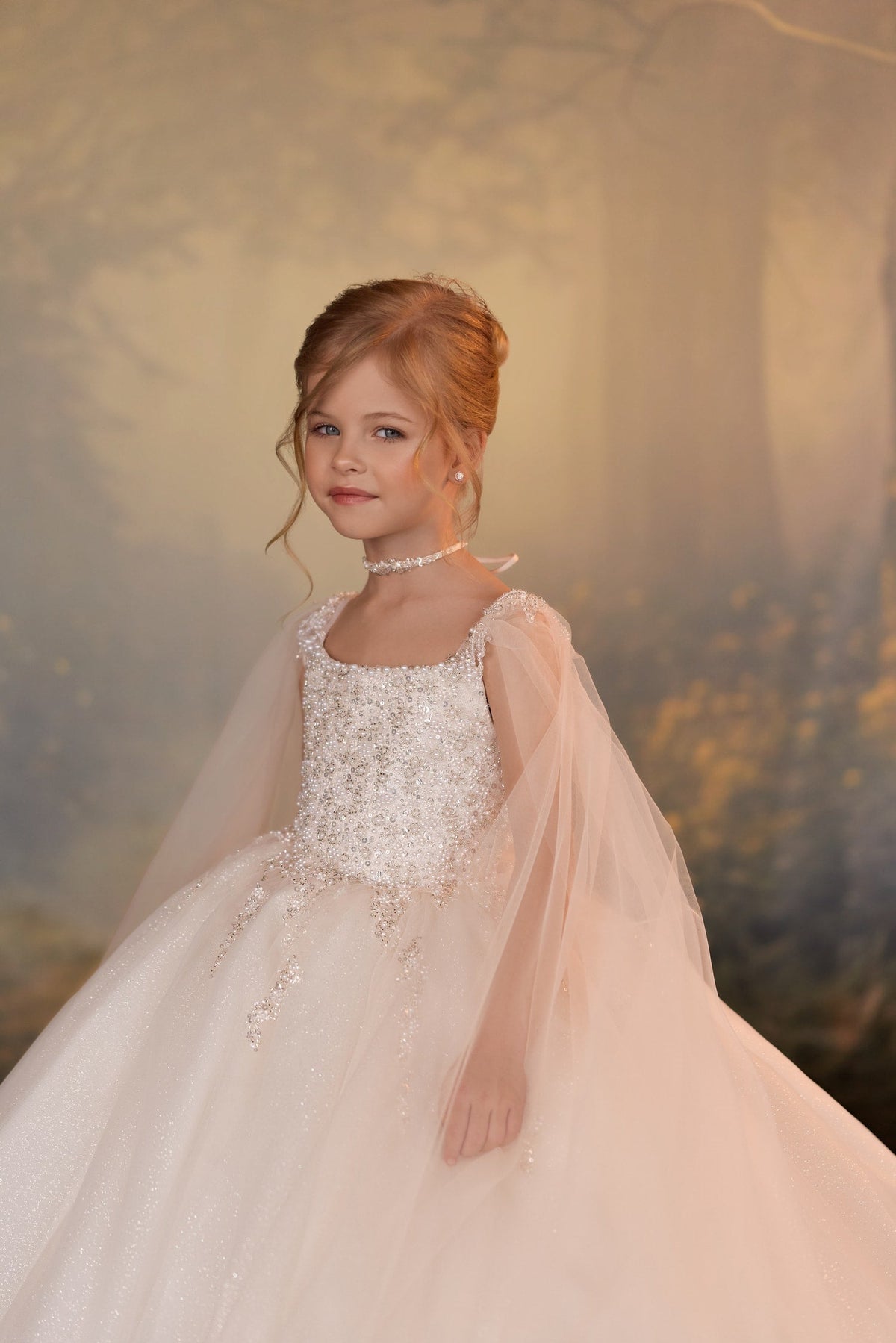 Abito da bambina con corpetto di paillettes e mantella elegante