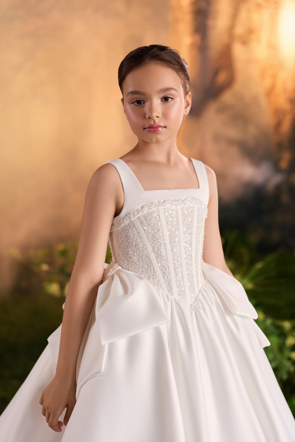 Abito da bambina da principessa con cristalli e mantella elegante