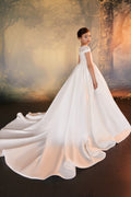 Abito da bambina elegante con perle, strascico e mantella in pizzo